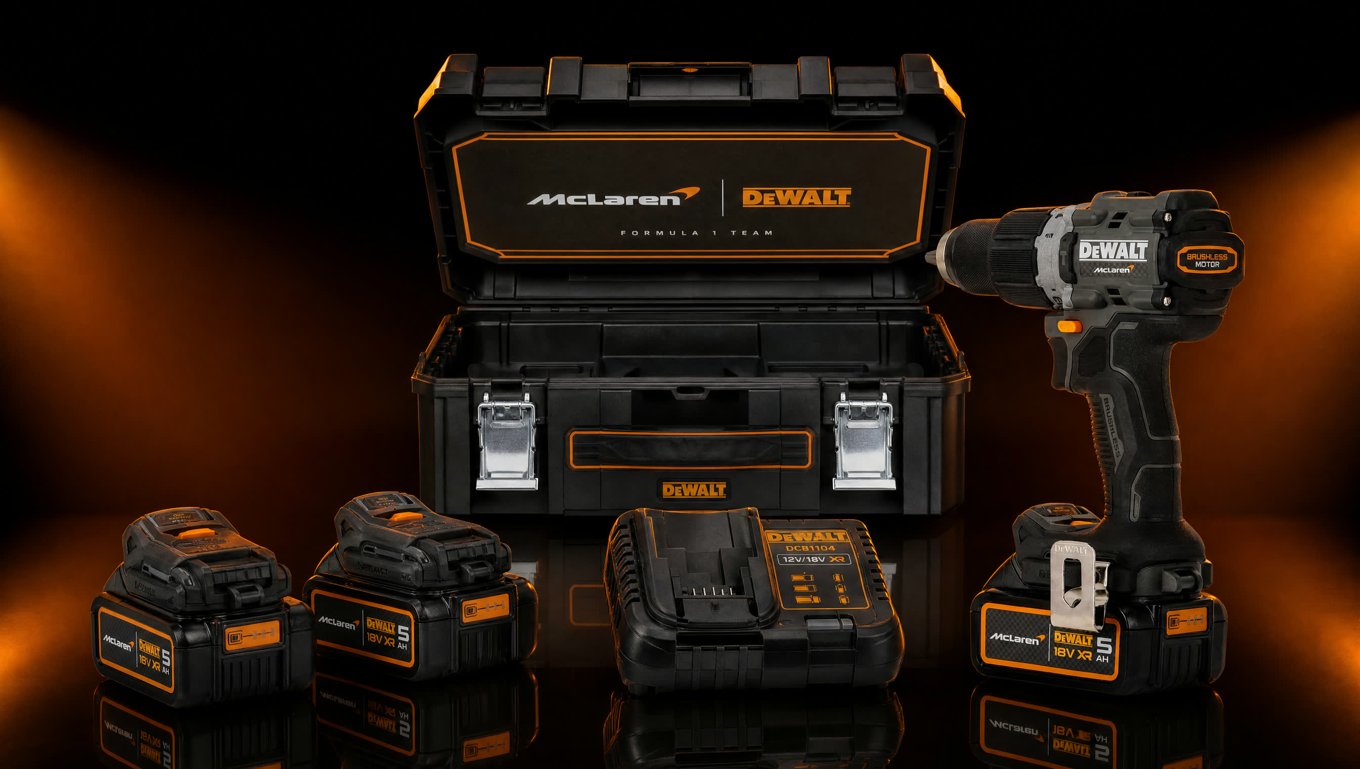 Полный комплект DeWALT McLaren в кейсе TSTAK — дрель, два аккумулятора, зарядное устройство